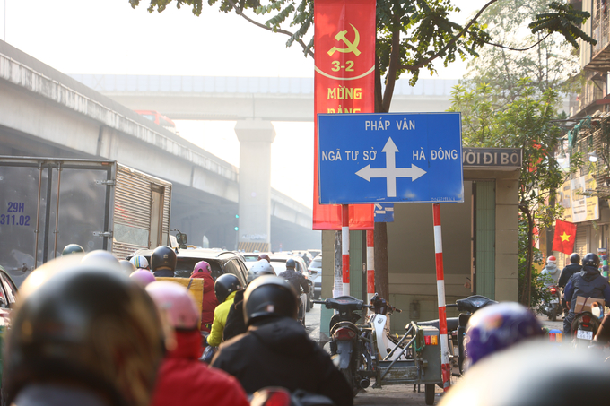 Tuy nhiên, chỉ cách đó vài trăm mét, ngã tư Khuất Duy Tiến - Nguyễn Trãi lại trở nên chật cứng