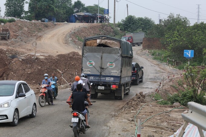 Đơn vị thi công tự ý lắp biển cấm các phương tiện rẽ trái khiến nhiều người dân lưu thông qua tuyến hoang mang