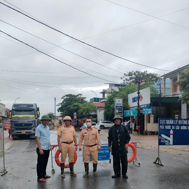 Các lực lượng ứng trực đảm bảo giao thông điểm ngập QL7 Km14+500