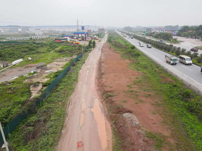 Theo ghi nhận của PV Banduong.vn, tuyến đường gom cao tốc Hà Nội - Bắc Giang phía bên trái theo hướng TP Bắc Giang đi huyện Việt Yên thuộc địa bàn xã Song Khê đang có biểu hiện bị xuống cấp nghiêm trọng.