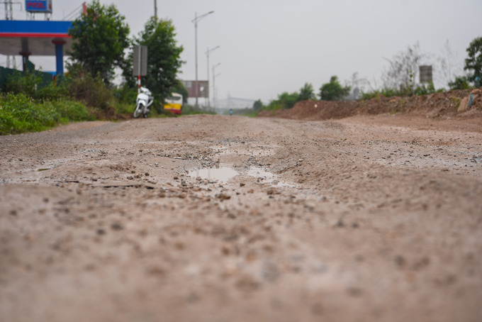 Cũng theo người dân sinh sống quanh khu vực tuyến đường gom cao tốc Hà Nội – Bắc Giang cho biết, việc di chuyển gặp rất nhiều khó khăn, đặc biệt vào ngày nắng thì bụi bay mù mịt, mưa to thì mặt đường xuất hiện nhiều hố nước sâu.