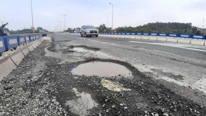 Nút giao cao tốc Đà Nẵng - Quảng Ngãi và QL14B xuất hiện nhiều ổ gà | Ảnh: TCQM