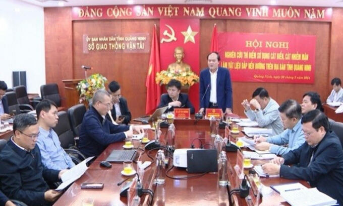 Quang cảnh Hội nghị bàn việc dùng cát biển san lấp công trình đường giao thông. Ảnh: Lê Dũng