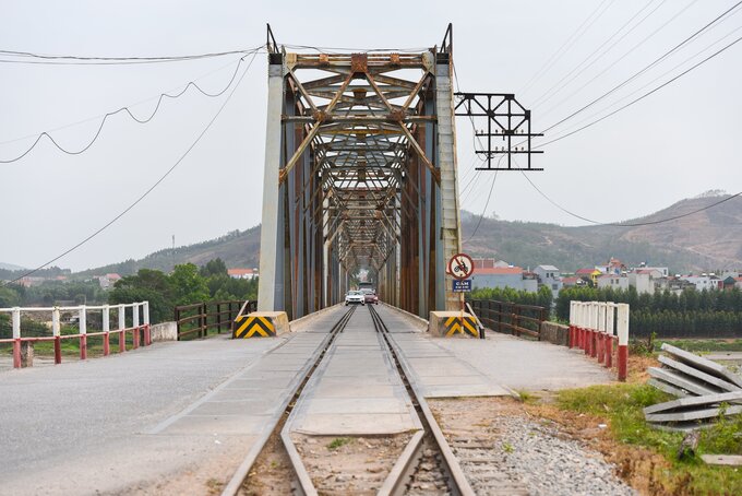 Hàng ngày xe tải từ Quảng Ninh, Hải Phòng, Hải Dương chạy đi các tỉnh Lạng Sơn, Cao Bằng đã lựa chọn qua tuyến cầu Cẩm Lý (Lục Nam, Bắc Giang) vừa rút ngắn được hàng chục km, vừa tránh được một số trạm thu phí. Khiến việc 'cõng' các xe quá khổ, quá tải đi qua đây mỗi ngày, tiềm ẩn nguy cơ mất an toàn ở cây cầu này ngày càng hiện hữu.