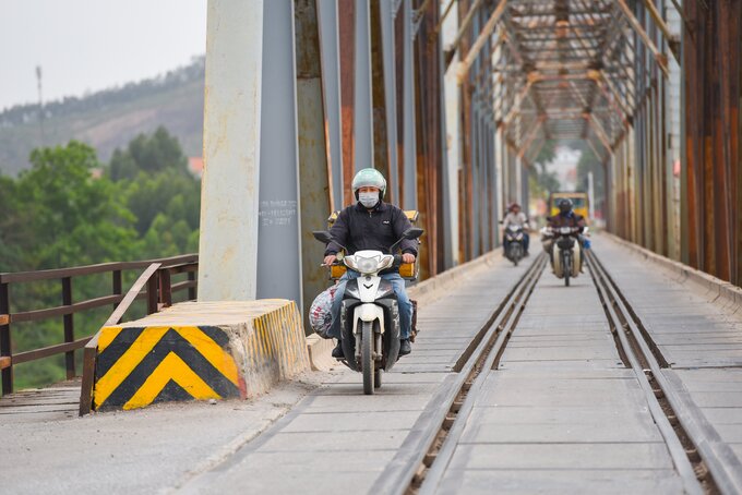 Dù có biển cấm xe máy ngay đầu cầu, nhưng nhiều lái xe vẫn không tuân thủ biển báo, cố tình vi phạm đi vào làn dành cho ôtô, tiềm ẩn nguy cơ mất an toàn cho các phương tiện tham gia giao thông.