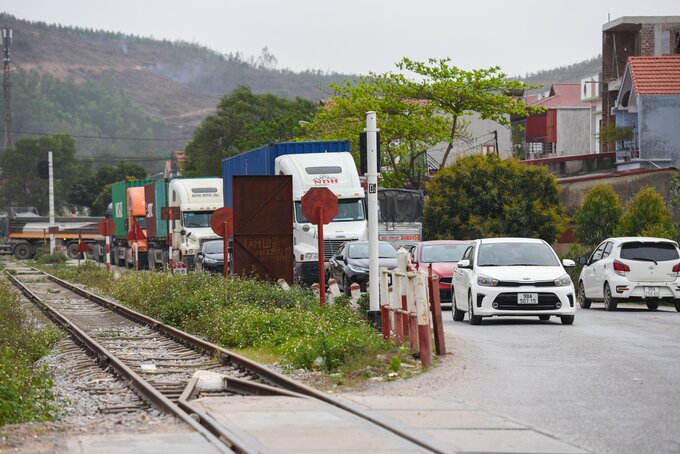 Việc đa số các xe qua đây thường phải chờ đèn đỏ khoảng 4 -5 phút nhường đường cho làn xe đối diện lưu thông. Khi gặp tàu hỏa có khi phải chờ chục phút, đoàn xe ùn tắc kéo dài hàng cây số. Nhiều lái xe không tuân thủ tín hiệu đèn cố tình vượt lên, dẫn đến tai nạn hay ùn tắc kéo dài.