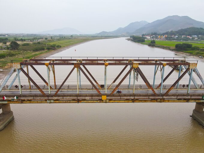 Trước đó, Bộ GTVT vừa có văn bản trả lời cử tri tỉnh Bắc Giang về kiến nghị sửa chữa, nâng cấp, đồng thời nghiên cứu xây mới tách riêng đường bộ với đường sắt cầu Cẩm Lý, trường hợp thật sự cấp bách cần phải triển khai ngay để bảo đảm an toàn giao thông.