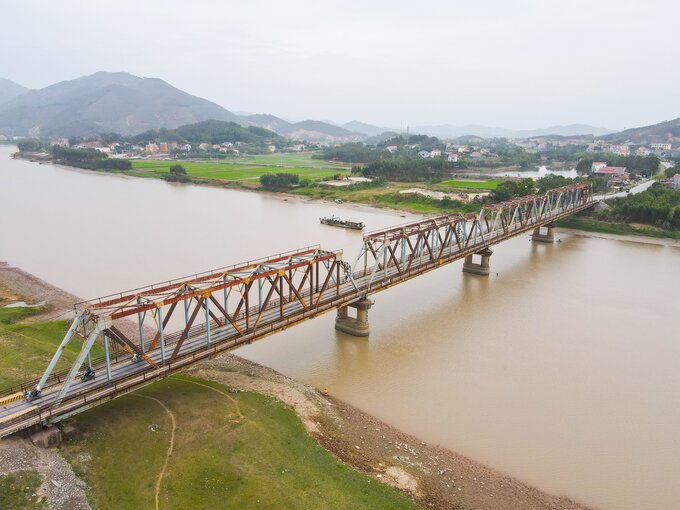 Với chiều dài 272 mét, gồm 4 nhịp giàn thép, mỗi nhịp dài 64 mét, tải trọng 9 tấn/trục, lòng cầu chỉ rộng 3,8 mét, hai bên có làn cho xe máy và xe thô sơ.