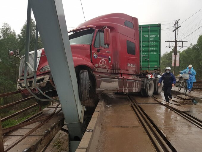Trước đó, đã không ít lần xảy ra vụ việc tài xế vượt ẩu, đâm vào thành cầu, gây hư hỏng nặng. Thường xuyên xảy ra việc xe buýt, xe ô tô cố tình vượt đèn đỏ, đến giữa cầu không ai chịu nhường ai nên tắc đường kéo dài nhiều giờ đồng hồ, gây bức xúc cho người tham gia giao thông.
