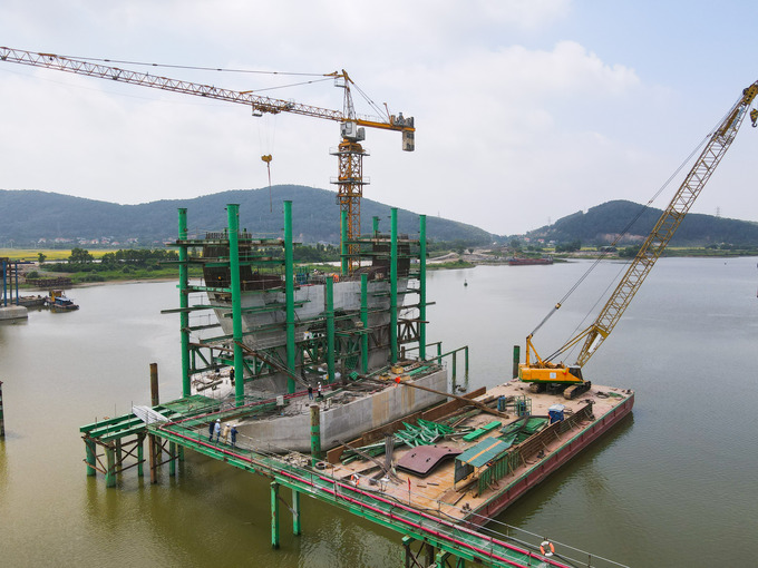 Cũng theo ông Trần Ngọc Tú, trong quá trình thi công còn gặp nhiều vướng mắc do giá nguyên vật liệu tăng cao tại thời điểm đấu thầu, đất đắp trong dự toán chỉ 60.000 - 70.000 đồng/m3, nhưng hiện nay nhà thầu đang phải mua với giá 130.000 - 140.000 đồng/m3, tuy nhiên nhà thầu đã chủ động phối hợp với chủ đầu tư tìm mọi cách khắc phục.