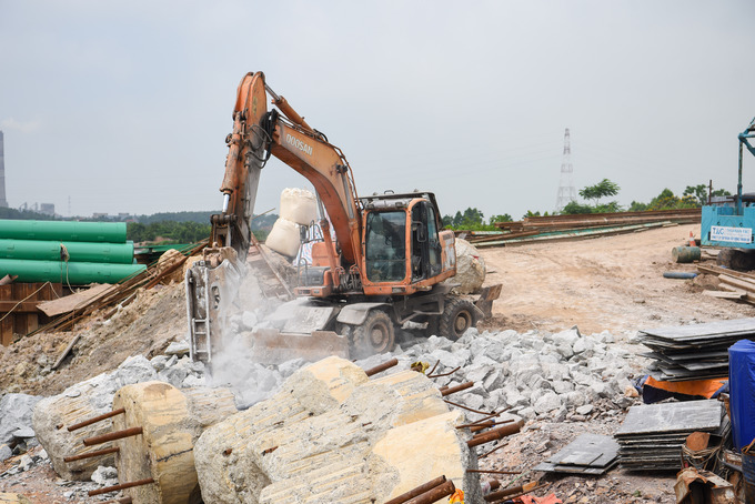 Để thi công các trụ tháp giữa sông, các nhà thầu sử dụng hệ thống cầu công vụ, xà lan tiếp cận công trường. Đồng thời, công tác đảm bảo an toàn lao động trong quá trình thi công cũng được thực hiện rất nghiêm ngặt, bài bản.
