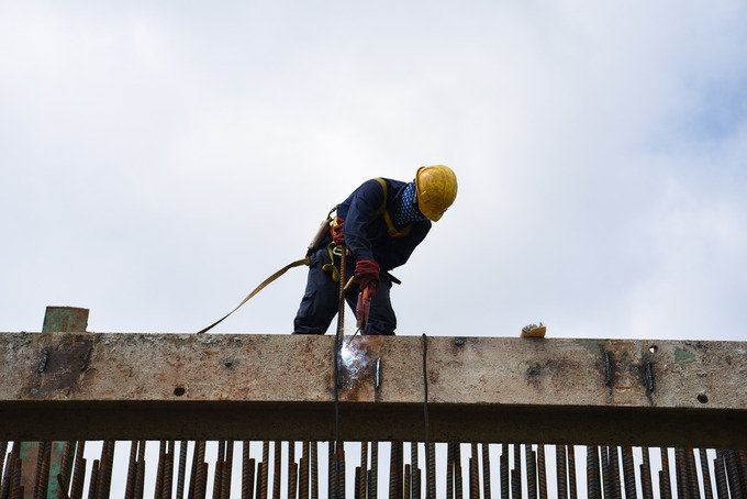 Công nhân tất bật thi công trên công trường để đảm bảo tiến độ.