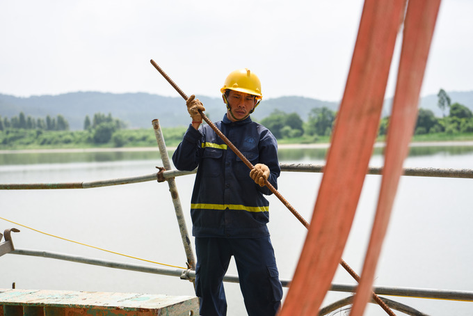 Dưới trời nắng như đổ lửa, những công nhân của nhà thầu vẫn liên tục thi công trên công trường.