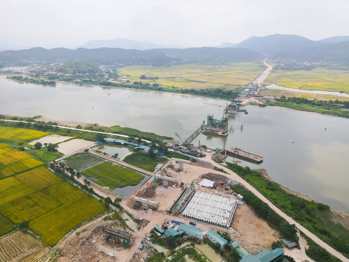 Những ngày này, có mặt tại công trường xây dựng dự án cầu Đồng Việt, không khó để nhận ra không khí làm việc hết sức hối hả, gấp rút, dù thời tiết miền Bắc đã chuyển hè với cái nóng “cháy da, cháy thịt”. Tất cả phấn đấu vì mục tiêu chung sớm đưa dự án vào sử dụng, qua đó thúc đẩy lưu thông hàng hóa, phát triển du lịch; tạo điều kiện thu hút các nhà đầu tư vào các khu, cụm công nghiệp của tỉnh Bắc Giang. Đồng thời, góp phần hoàn thiện hạ tầng giao thông theo định hướng quy hoạch phát triển giao thông - vận tải tỉnh Bắc Giang đến năm 2030, tầm nhìn đến năm 2050.