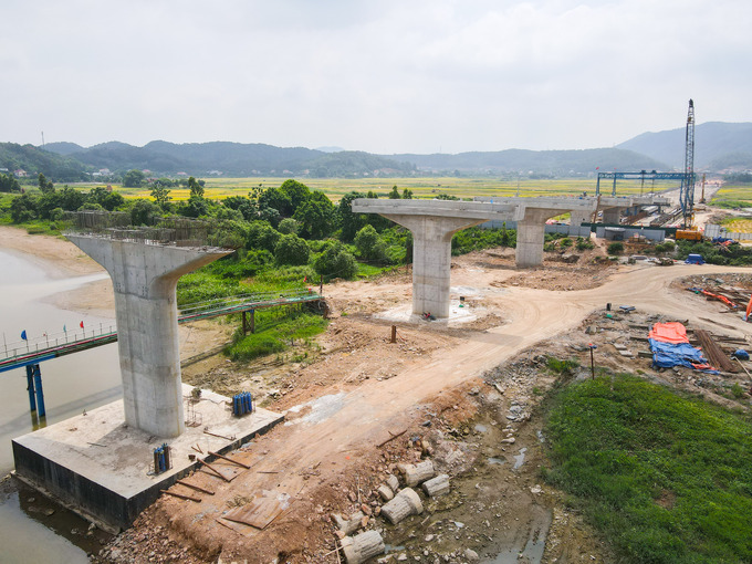 Cầu Đồng Việt là cây cầu dây văng đầu tiên và lớn nhất của Bắc Giang. Điểm đầu của cầu (Km0+00) thuộc địa phận xã Cảnh Thụy (Yên Dũng) và đi qua Khu công nghiệp đô thị, dịch vụ Đức Giang, Khu công nghiệp đô thị, dịch vụ Đồng Phúc, vượt sông Thương (cách bến phà Đồng Việt khoảng 2,4 km về phía hạ lưu). Để xây dựng cầu Đồng Việt, tỉnh Bắc Giang cần thu hồi hơn 32 ha đất nông nghiệp, đất ở thuộc 4 xã: Đồng Việt, Cảnh Thuỵ, Tư Mại, Đồng Phúc (huyện Yên Dũng). Về phía Hải Dương cũng cần thu hồi 1,5 ha đất nông nghiệp thuộc xã Hưng Đạo (thành phố Chí Linh).