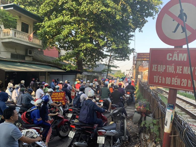 Cầu Long Biên thường xuyên ùn tắc vào giờ cao điểm.