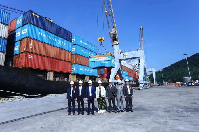 Cảng Chân Mây hội đủ các điều kiện, có khả năng tiếp nhận đồng thời các loại tàu cỡ lớn và hiện đại của thế giới.