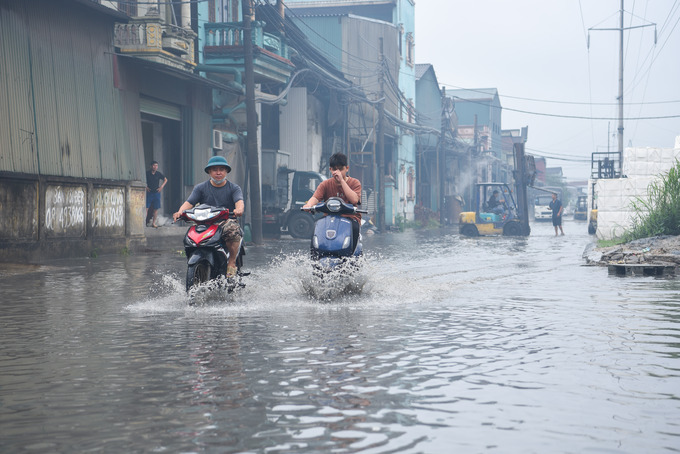 Trước đó, Chủ tịch UBND tỉnh Bắc Ninh Nguyễn Hương Giang đã có văn bản chỉ đạo xử lý hàng loạt 'điểm đen' ô nhiễm môi trường và yêu cầu Công an tỉnh phối hợp với các ngành chức năng và UBND các huyện, thành phố: Bắc Ninh, Tiên Du, Yên Phong thường xuyên tiến hành kiểm tra, xử lý nghiêm các cơ sở vi phạm về đổ thải, đốt khí thải, nước thải ra môi trường không qua xử lý trên địa bàn phường Phong Khê, Cụm công nghiệp Phú Lâm, làng nghề Văn Môn.