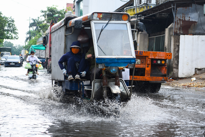 Ngoài khu vực trường học, nhiều tuyến đường của phường Phong Khê, TP Bắc Ninh ngập sâu trong biển nước.