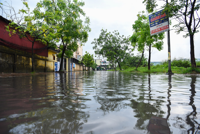 Trong sáng ngày 8/5, trên đoạn đường giao thông lối đi từ UBND phường Phong Khê vào khu vực Trường Tiểu học và Trường Trung học cơ sở Phong Khê bị trận mưa lớn trong khoảng thời gian ngắn là lại ngập sâu trong nước thải ô nhiễm từ các nhà máy giấy bị tràn ra môi trường.