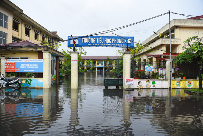 'Việc mưa to gây ngập lún khiến nhà trường gặp nhiều khó khăn vì phải ngắt điện để tránh tình trạng hở điện gây chập cháy không đáng có. Đặc biệt nước này ở đây rất thối, mong các ban ngành đoàn thể của thành phố và tỉnh sớm xử lý để đảm bảo cho học sinh, giáo viên cũng như nhân dân địa phương được học tập, sinh sống an toàn”- ông Thứ nói.