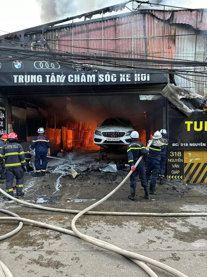 Cảnh sát đang khống chế đám cháy.