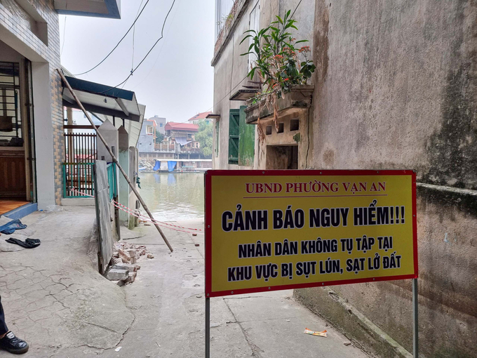 UBND phường Vạn An dựng biển cảnh báo nguy hiểm tại điểm sạt lở.