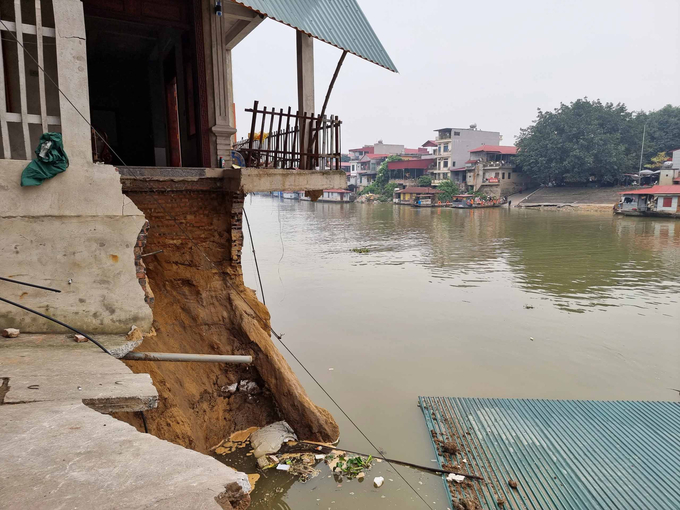 Nhiều nhà dân bị sạt lở nghiêm trọng.