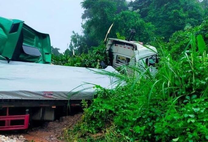 Nhiều phương tiện bị mắc kẹt