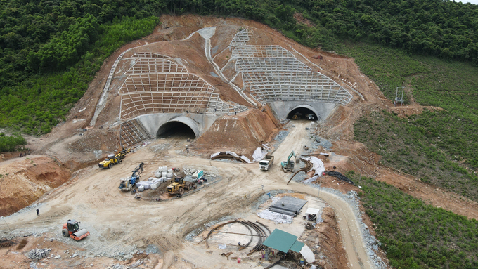 Các nhà thầu đang huy động tối đa nhân lực, máy móc, thiết bị, chia làm nhiều mũi thi công dự án đường bộ cao tốc Bắc - Nam qua Hà Tĩnh