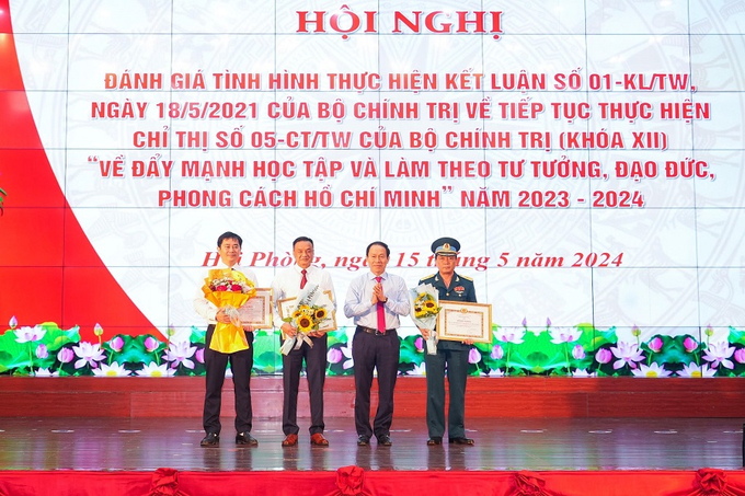 Phó Chủ tịch Hiệp hội Vận tải Hải Phòng Trần Tiến Dũng vinh dự nhận bằng khen của Ban Tuyên giáo Trung ương