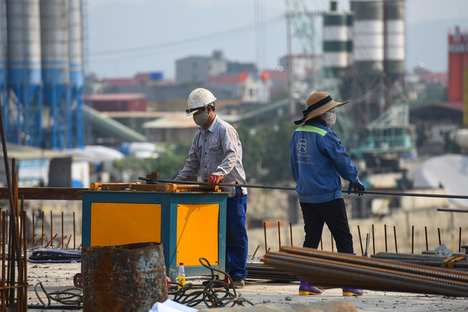 Công nhân đang gấp rút đẩy nhanh tiến độ thi công để sớm hoàn thành Dự án cầu Như Nguyệt.