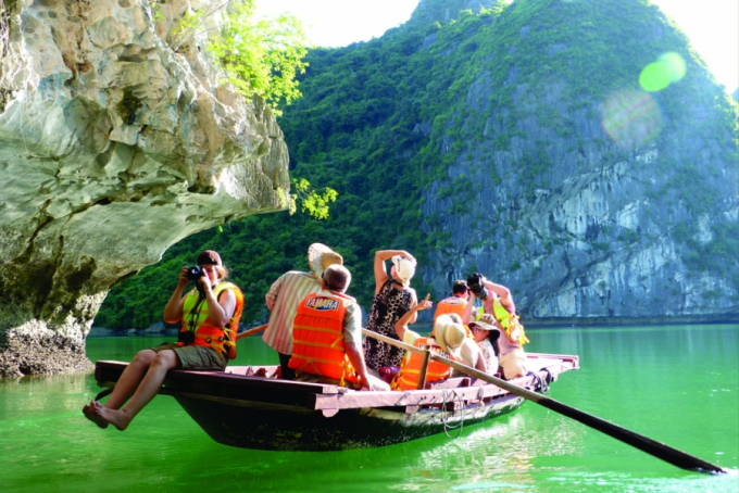 Khách quốc tế khi vào Việt Nam phải đóng phí bảo hiểm để hưởng mức bảo hiểm 10.000 USD (trung bình khoảng 30 USD/người) trong trường hợp phải điều trị Covid-19 tại Việt Nam