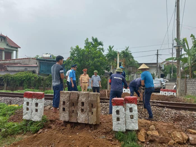 Lực lượng chức năng tham gia đóng các lối đi tự mở qua đường sắt Bắc - Nam.
