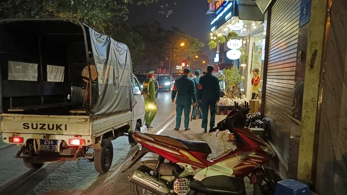 Mặc dù thiếu không gian để phương tiện, lực lượng chức năng quận Tây Hồ cũng không thể “nương tay” với những tồn tại về trật tự đô thị.