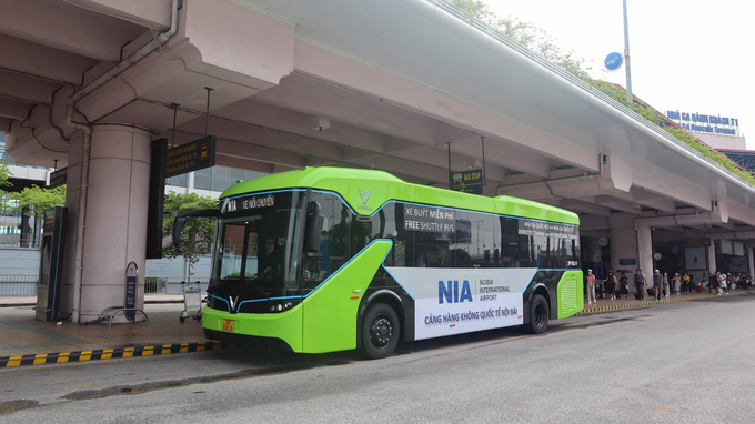 Dịch vụ xe buýt điện nối chuyến di chuyển liên tục giữa hai nhà ga với tần suất 15 phút/chuyến