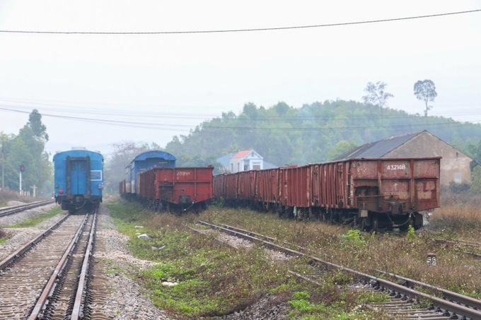 Hiện ga Kép có 9 đường sắt trong ga gồm 4 đường đón gửi tàu có sức chứa 21 - 34 toa xe và 5 đường xếp dỡ với sức chứa 15 - 32 toa xe.