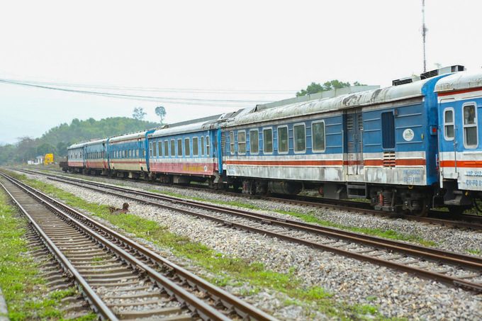 Trong đó ga có 2 kho chứa hàng, 2 bãi xếp dỡ với bãi hàng rộng gần 30.000 m2 được đầu tư cùng với các thiết bị xếp dỡ cũng như hệ thống kho bãi và văn phòng đã được chuẩn bị sẵn sàng, chỉ chờ ngày ga Kép chính thức khai thác liên vận quốc tế.