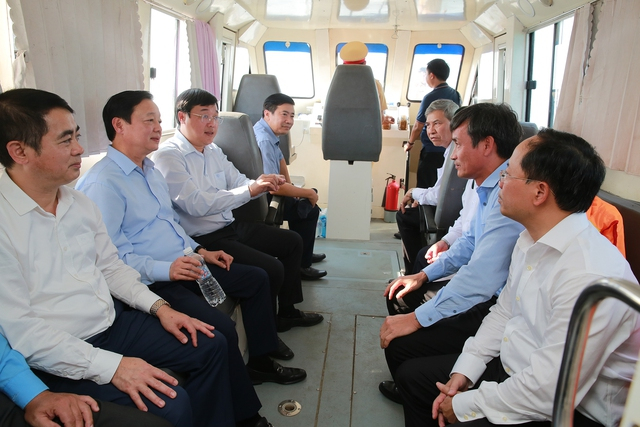 Phó Thủ tướng Trần Hồng Hà trao đổi với lãnh đạo tỉnh Đồng Tháp, An Giang, Bộ GTVT trên ca nô đi khảo sát mỏ cát khai thác trên sông Tiền thuộc tỉnh An Giang