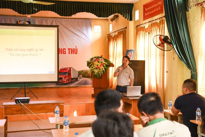 Giảng viên truyền đạt kiến thức khi tham gia giao thông tại chương trình