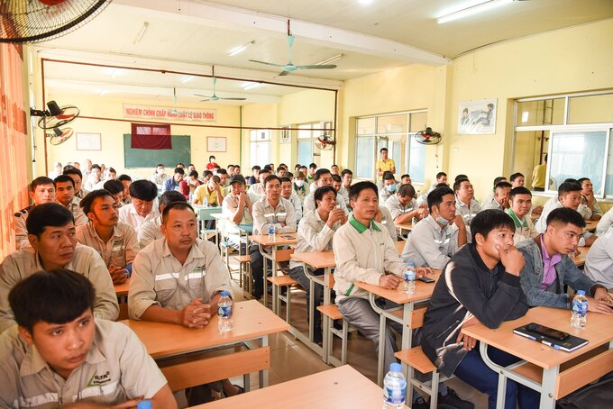 Học viên được giáo viên giảng dạy cả lý thuyết lẫn thực hành khi tham gia giao thông nhằm giảm thiểu tai nạn giao thông không đáng có xảy ra
