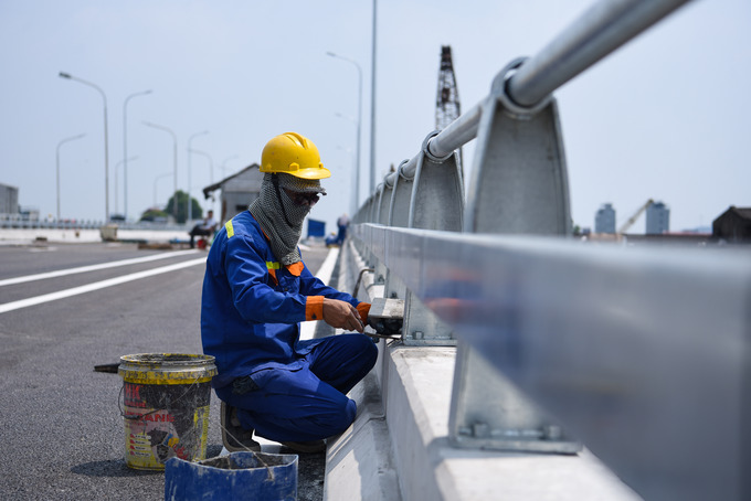 Công nhân vệ sinh sạch sẽ cũng như kiểm tra lại các hạng mục lần cuối của toàn bộ công trình trước khi đưa vào phục vụ người dân.