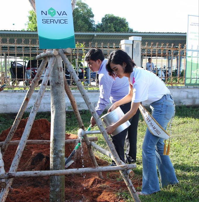 Hoa hậu Nông Thúy Hằng - Hoa hậu các Dân tộc Việt Nam hào hứng trồng cây, góp phần đem lại diện mạo khởi sắc cho cảnh quan đô thị