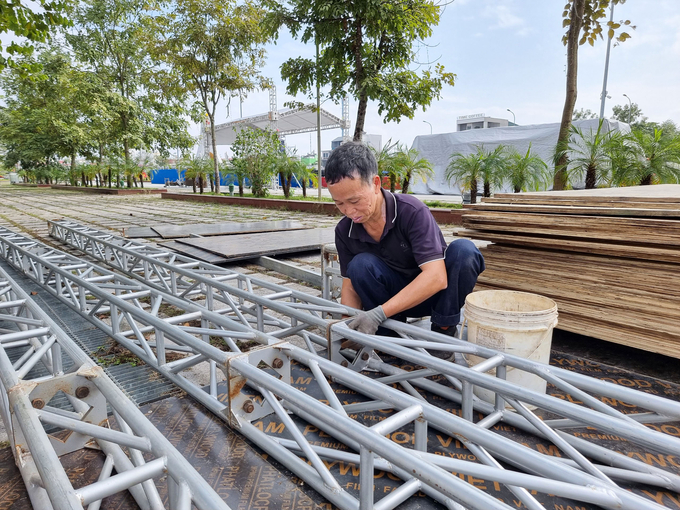 Công nhân đang gấp rút hoàn tất công tác chuẩn bị cho Lễ kỷ niệm.