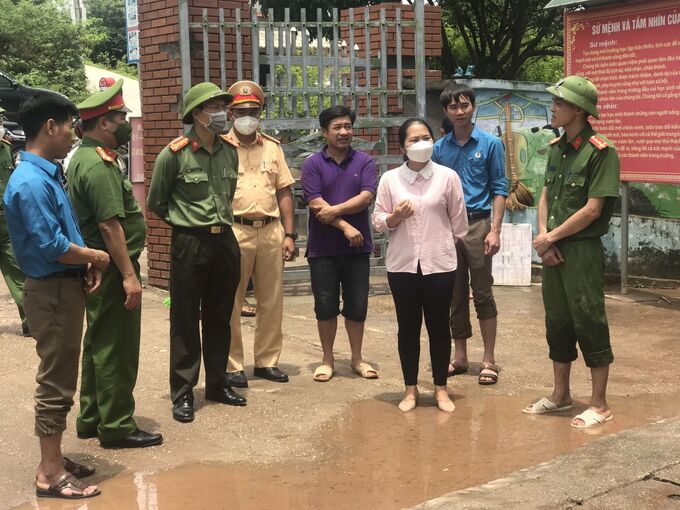 Trưa 11/5, Đại tá Nguyễn Quốc Toản - Giám đốc Công an tỉnh Bắc Giang trực tiếp đến nắm tình hình và chỉ đạo, động viên cán bộ, chiến sỹ Công an huyện Lục Ngạn hỗ trợ, giúp nhân dân, cán bộ, giáo viên và học sinh một số xã, trường học trên địa bàn huyện Lục Ngạn vừa bị lũ quét.