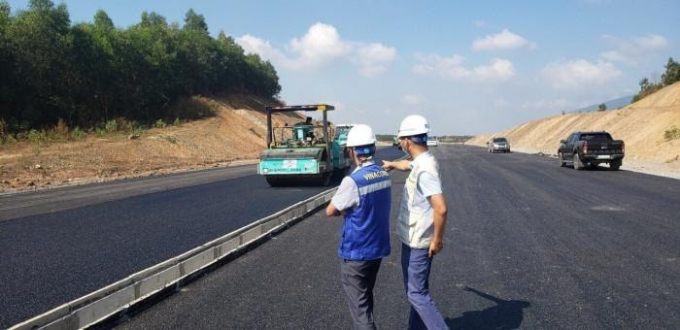 Trên công trường cao tốc luôn có hàng trăm công nhân làm việc liên tục vì thời tiết khô ráo rất thuận lợi thi công.