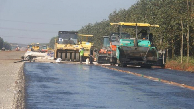 Thảm nhựa mặt đường lớp đầu tiên tại gói thầu XL-04 đoạn qua huyện Cẩm Mỹ (Đồng Nai).