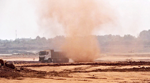 Tình trạng bụi đỏ từ sân bay Long Thành bị gió cuốn phát tán, gây ảnh hưởng tầm nhìn của các phương tiện lưu thông trên cao tốc TPHCM - Long Thành - Dầu Giây lại tái diễn