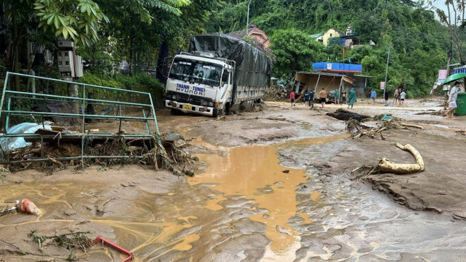 Quốc lộ 7 hoang tàn sau trận lũ dữ