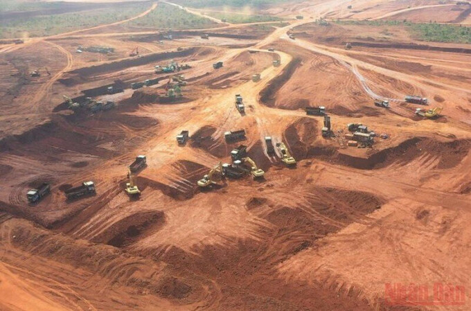 Vào những ngày nghỉ Tết, công trường thi công sân bay vẫn nhộn nhịp xe, máy thi công, đảm bảo công tác đào đắp đất bình quân 200 ngàn đến 250 ngàn m3 ngày/đêm